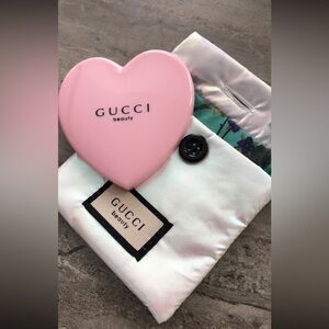 Gucci beauty Heart Mirror Pink comes with pouch new